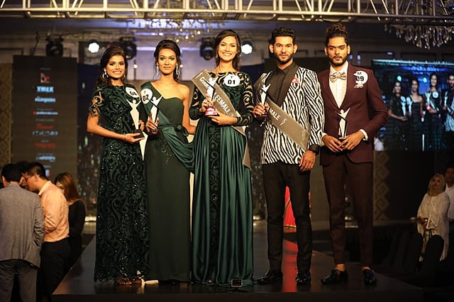 ক্যামেরার সামনে ‘ফেস অব বাংলাদেশ ২০১৯‍’-এর বিজয়ীরা। ছবি: আবদুস সালাম।