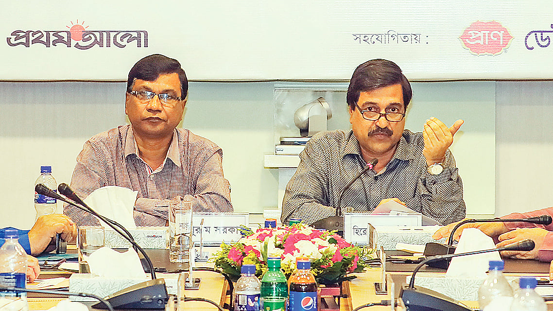 বৈঠকে বক্তব্য দেন প্রাণিসম্পদ অধিদপ্তরের মহাপরিচালক হীরেশ রঞ্জন ভৌমিক। পাশে প্রাণিসম্পদ গবেষণা ইনস্টিটিউটের মহাপরিচালক নাথুরাম সরকার। প্রথম আলো