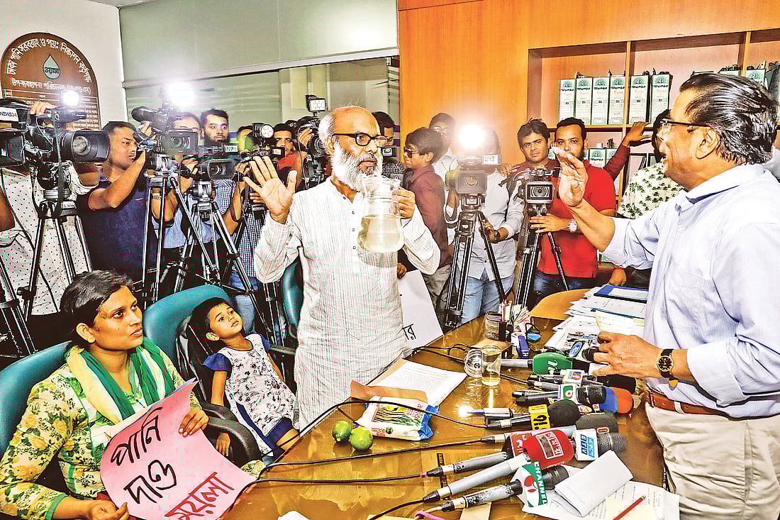 ঢাকা ওয়াসার পানি ‘শতভাগ বিশুদ্ধ’ দাবি করেছিলেন প্রতিষ্ঠানটির ব্যবস্থাপনা পরিচালক তাকসিম এ খান। সেই বক্তব্যের প্রতিবাদে জুরাইন এলাকার পানি দিয়ে শরবত পান করাতে ওয়াসা ভবনের সামনে হাজির হয় রাজধানীর কয়েকজন বাসিন্দা। কারওয়ান বাজার, ২৩ এপ্রিল। ছবি: ছবি: দীপু মালাকার