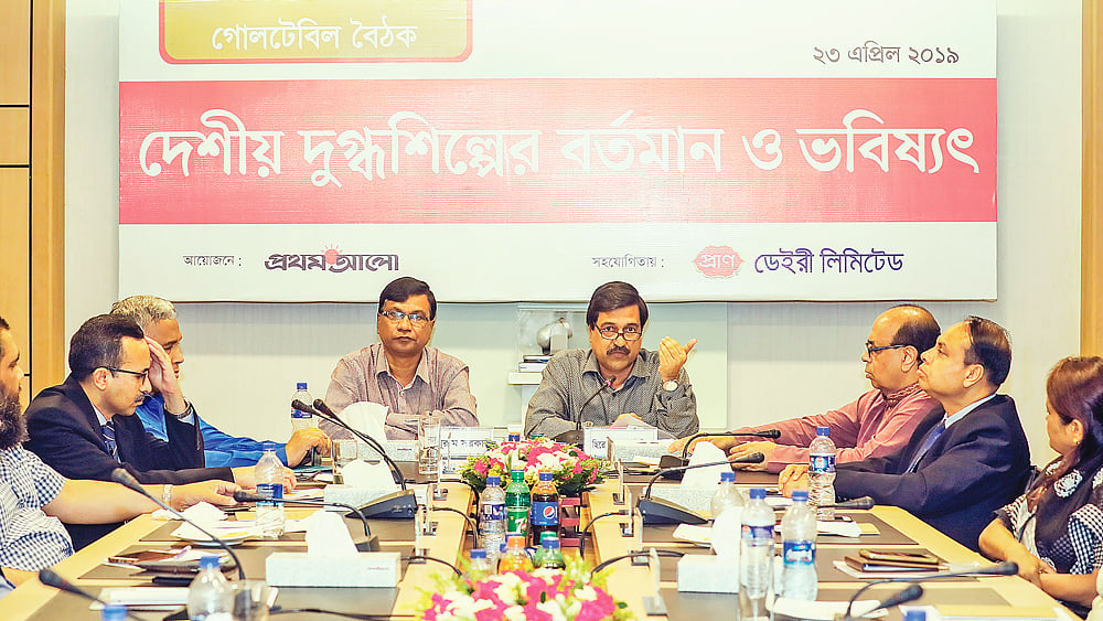 বৈঠকে বক্তব্য দেন প্রাণিসম্পদ অধিদপ্তরের মহাপরিচালক হীরেশ রঞ্জন ভৌমিক। পাশে প্রাণিসম্পদ গবেষণা ইনস্টিটিউটের মহাপরিচালক নাথুরাম সরকার। প্রথম আলো