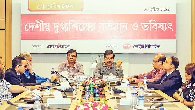 বৈঠকে বক্তব্য দেন প্রাণিসম্পদ অধিদপ্তরের মহাপরিচালক হীরেশ রঞ্জন ভৌমিক। পাশে প্রাণিসম্পদ গবেষণা ইনস্টিটিউটের মহাপরিচালক নাথুরাম সরকার। প্রথম আলো