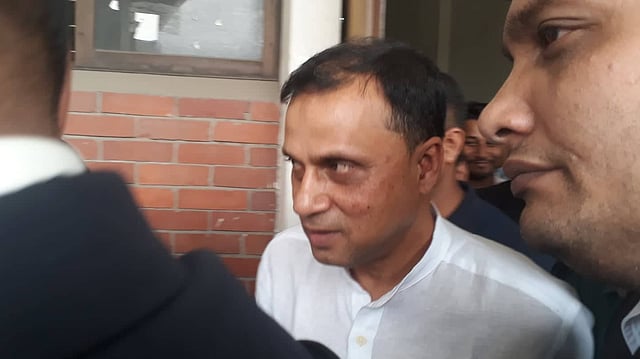 লন্ডনে অর্থ পাচারের মামলায় ব্যবসায়ী গিয়াস উদ্দিন আল মামুনের ৭ বছর কারাদণ্ড দিয়েছেন আদালত। রায় ঘোষণার পর আদালত থেকে হাজতে নিয়ে যাওয়া হচ্ছে মামুনকে। ২৪ এপ্রিল। ছবি: আসাদুজ্জামান