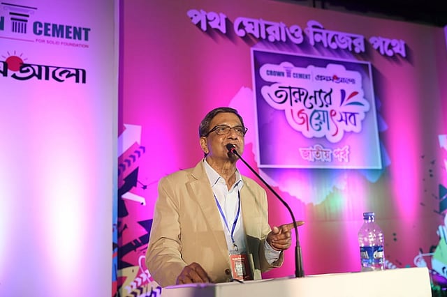 ক্রাউন সিমেন্ট-প্রথম আলো তারুণ্যের জয়োৎসবের জাতীয় পর্বে বক্তব্য দেন প্রথম আলোর সম্পাদক মতিউর রহমান। কৃষিবিদ ইনস্টিটিউশন, ঢাকা, ২৪ এপ্রিল। ছবি: সাইফুল ইসলাম