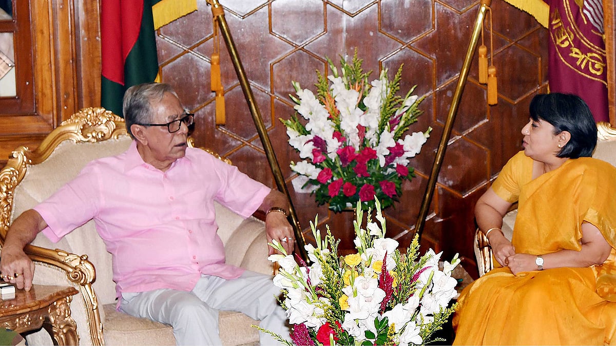 রাষ্ট্রপতি আবদুল হামিদের সঙ্গে বঙ্গভবনে সাক্ষাৎ করেন ঢাকায় নিযুক্ত ভারতের নতুন হাইকমিশনার রীভা গাঙ্গুলী দাস। ঢাকা, ২৪ এপ্রিল। ছবি: পিআইডি