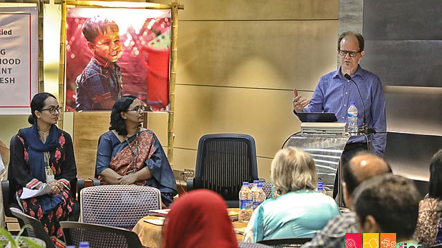 প্রারম্ভিক শিশু বিকাশের উন্নয়নের ধারা বজায় রাখতে এ সম্পর্কে দক্ষতা বাড়িয়ে মা-বাবাকে সচেতন করে তোলাটাও জরুরি বলে এক আলোচনা অনুষ্ঠানে জানান বক্তারা।