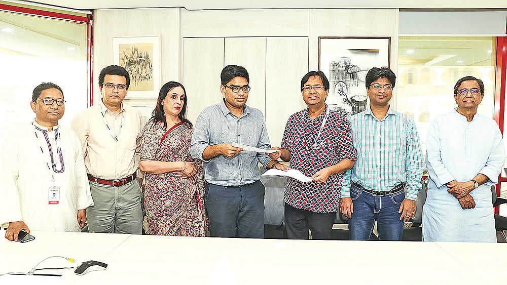 ব্রিটেনের টমসন রয়টার্স ফাউন্ডেশনের সঙ্গে প্রথম আলোর অংশীদারত্ব চুক্তি সই হয়েছে গতকাল মঙ্গলবার। চুক্তি হস্তান্তর করেন প্রথম আলোর ব্যবস্থাপনা সম্পাদক সাজ্জাদ শরিফ ও টমসন রয়টার্স ফাউন্ডেশনের বাংলাদেশ প্রতিনিধি নাইমুল করিম (বাঁ থেকে চতুর্থ)। রাজধানীর কারওয়ান বাজারে প্রথম আলো কার্যালয়ে। ছবি: প্রথম আলো