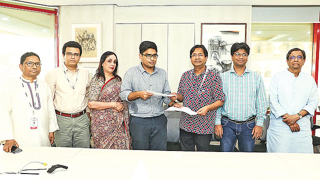 ব্রিটেনের টমসন রয়টার্স ফাউন্ডেশনের সঙ্গে প্রথম আলোর অংশীদারত্ব চুক্তি সই হয়েছে গতকাল মঙ্গলবার। চুক্তি হস্তান্তর করেন প্রথম আলোর ব্যবস্থাপনা সম্পাদক সাজ্জাদ শরিফ ও টমসন রয়টার্স ফাউন্ডেশনের বাংলাদেশ প্রতিনিধি নাইমুল করিম (বাঁ থেকে চতুর্থ)। রাজধানীর কারওয়ান বাজারে প্রথম আলো কার্যালয়ে। ছবি: প্রথম আলো