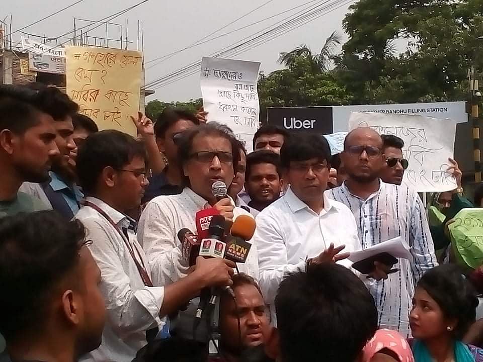 নীলক্ষেত মোড়ে গিয়ে আন্দোলনরত শিক্ষার্থীদের সঙ্গে কথা বলেন গোলাম রব্বানী। ছবি: নাজমুস সাকিব