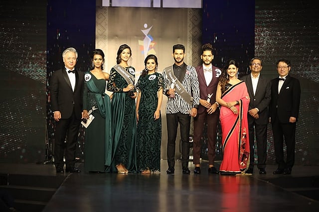 অতিথিদের সঙ্গে বিজয়ীরা। ছবি: আবদুস সালাম।