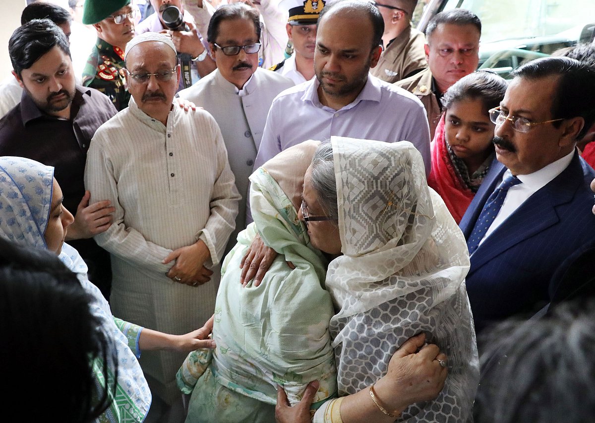 শ্রীলঙ্কায় সিরিজ বোমা হামলায় নিহত জায়ান চৌধুরীর পরিবারকে সান্ত্বনা জানাচ্ছেন প্রধানমন্ত্রী শেখ হাসিনা। বনানী, ঢাকা, ২৪ এপ্রিল। ছবি: পিআইডি