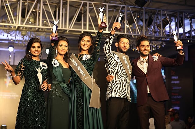 ‘ফেস অব বাংলাদেশ ২০১৯’-এর চূড়ান্ত পর্বের পাঁচ বিজয়ী (বাঁ থেকে) মানসী কান্তা সরকার, সাহেলা মজুমদার, শিরিন শীলা (মেয়েদের মধ্যে ১ম), মারুফ রহমান (ছেলেদের মধ্যে ১ম) ও মেহেদী হাসান। গতকাল রাজধানীর লা মেরিডিয়ান হোটেলে।  ছবি: আবদুস সালাম