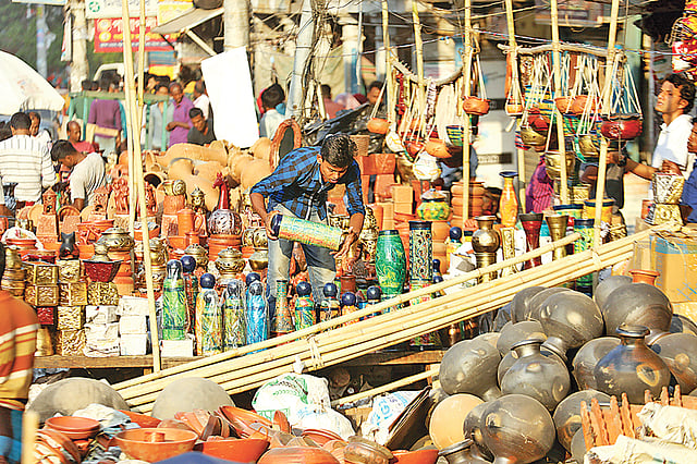 আজ থেকে শুরু হচ্ছে জব্বার মিয়ার বলীখেলা ও মেলা। এ উপলক্ষে গতকাল থেকে চলছে মেলার প্রস্তুতি। এর মধ্যেই আসতে শুরু করেছে মাটির তৈরি বিভিন্ন জিনিস। গতকাল বিকেল পাঁচটায় লালদীঘি মাঠ এলাকায়।  প্রথম আলো