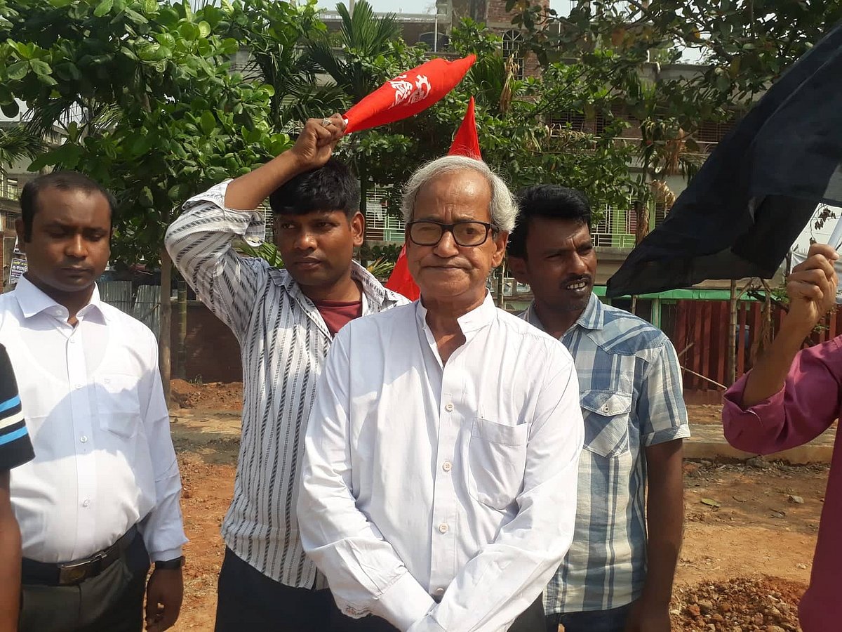 রানা প্লাজায় নিহত শ্রমিকদের শ্রদ্ধা জানাতে এসেছেন শ্রমিকনেতা সুপ্রিম কোর্টের আইনজীবী মন্টু ঘোষ। ২৪ এপ্রিল, ২০১৯। ছবি: আসাদুজ্জামান