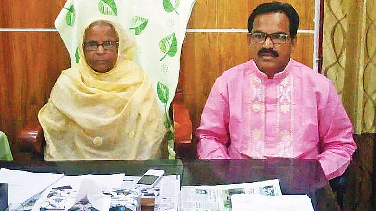 প্রথম দিন ‘মা’কে নিয়ে নিজ দপ্তরে উপজেলা চেয়ারম্যান লায়েব উদ্দীন। গতকাল রাজশাহীর বাঘা উপজেলা পরিষদে। ছবি: প্রথম আলো