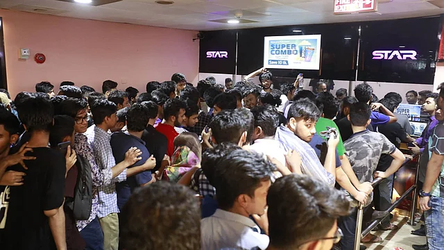 অ্যাভেঞ্জার্স এন্ডগেম কাল মুক্তি পাচ্ছে। তার আগেই সিনেমার আগাম টিকিট কিনতে বসুন্ধরা সিনেপ্লেক্সে ভিড়। ছবি: শুভ্র কান্তি দাশ