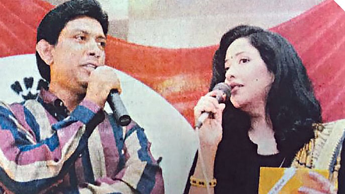 ১৯৯৮ সালে মেরিল–প্রথম আলো পুরস্কারের প্রথম আসরের দুই সঞ্চালক আফজাল হোসেন ও সুবর্ণা মুস্তাফা। এর পর আফজাল হোসেন ২০০০ ও ২০০৬ সালে এককভাবে এ অনুষ্ঠান উপস্থাপনা করেছিলেন।