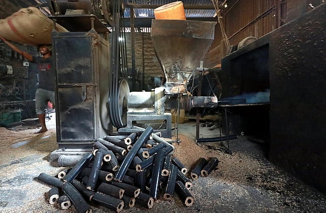 লাকড়ি তৈরি করে মেশিনের পাশে রাখা হয়েছে