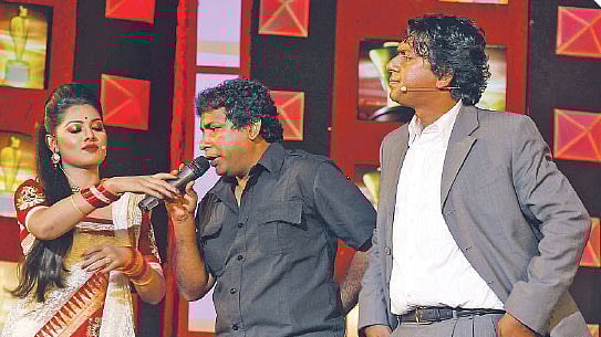 নুসরাত ইমরোজ তিশা, মোশাররফ করিম ও চঞ্চল চৌধুরী ছিলেন ২০১১ সালের সঞ্চালক। ২০০৯ ও ২০১২ সালে চঞ্চল ও মোশাররফ যৌথভাবে এ অনুষ্ঠান সঞ্চালনা করেন। তিশা–মোশাররফ সঞ্চালক ছিলেন ২০১৪ সালের আসরের।