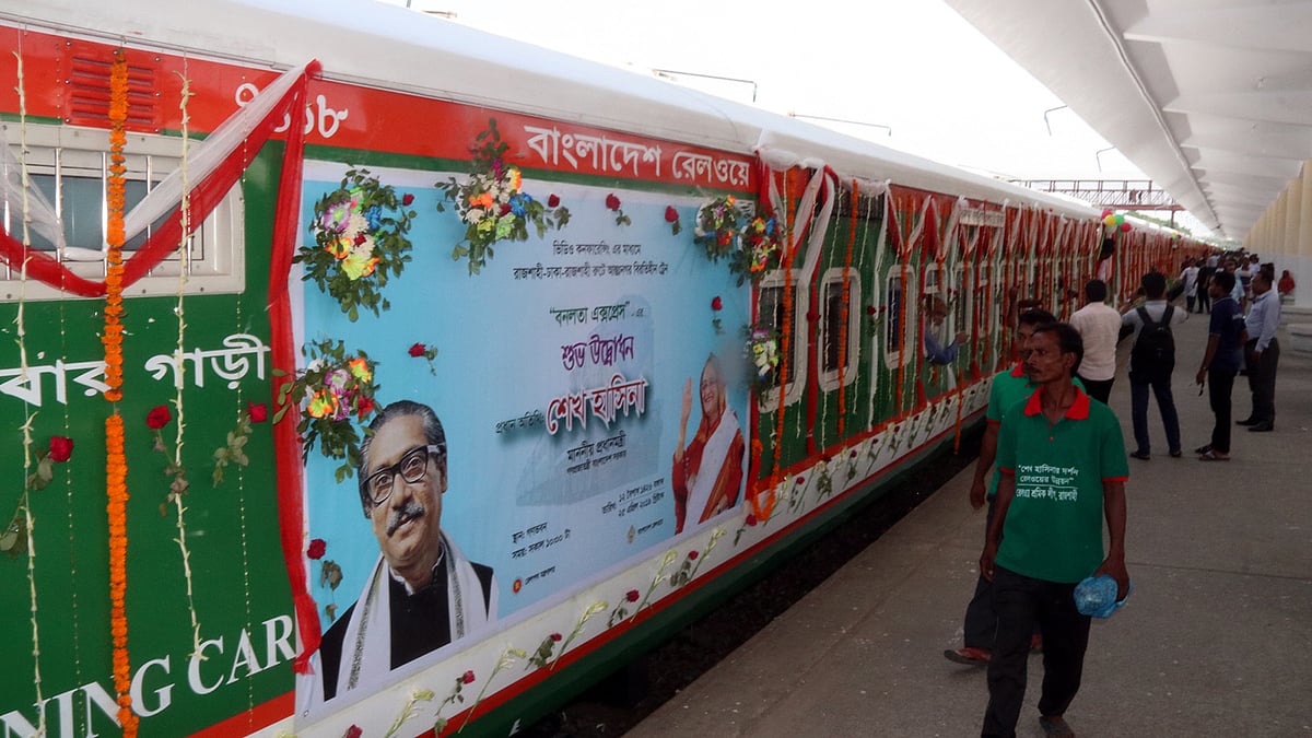 ভিডিও কনফারেন্সে বনলতা এক্সপ্রেস ট্রেনের উদ্বোধন করেন প্রধানমন্ত্রী শেখ হাসিনা। পরে পতাকা উড়িয়ে সিগন্যাল দেন রেলমন্ত্রী নূরুল ইসলাম ও রাজশাহী সিটি করপোরেশনের মেয়র এ এইচ এম খায়রুজ্জামান লিটন। ট্রেনটি ৪ ঘণ্টা ২৫ মিনিটে ঢাকায় পৌঁছায়। রাজশাহী, ২৫ এপ্রিল। ছবি: শহীদুল ইসলাম