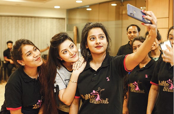 মহড়ার ফাঁকে সহশিল্পীদের সঙ্গে ছবি তুলছেন পরীমনি (মাঝে)