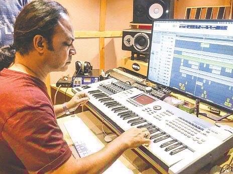 কিবোর্ডে চেনা সুর তুলছেন মানাম আহমেদ