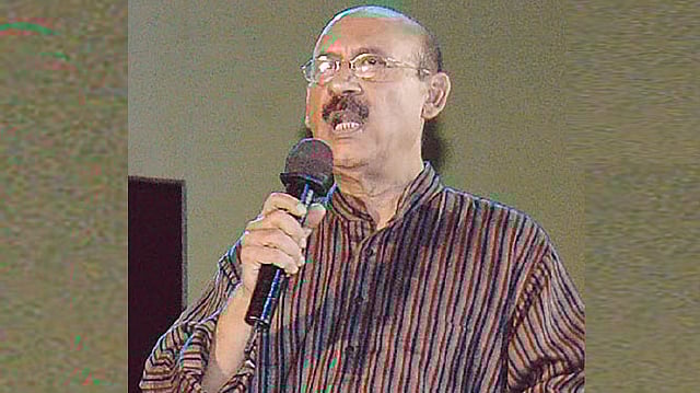 আবুল হায়াত ২০০৪ সালে অনুষ্ঠানটি সঞ্চালনা করেন।