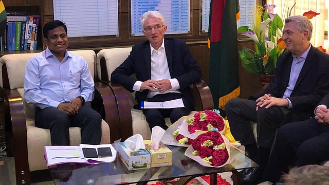 কক্সবাজার জেলা প্রশাসন এবং রোহিঙ্গা শরণার্থীদের তদারকির দায়িত্বে থাকা শরণার্থী ত্রাণ ও প্রত্যাবাসন কমিশন কার্যালয়ের কর্মকর্তাদের সঙ্গে বৈঠকে রোহিঙ্গা প্রত্যাবাসন দ্রুত ও কার্যকর এবং মর্যাদার সঙ্গে তাদের জন্মভূমি মিয়ানমারে ফিরে যাওয়ার ক্ষেত্রে জাতিসংঘের বিশেষ ভূমিকা রাখার আশ্বাস দেন। কক্সবাজার জেলা প্রশাসক কার্যালয়, ২৫ এপ্রিল। ছবি: প্রথম আলো