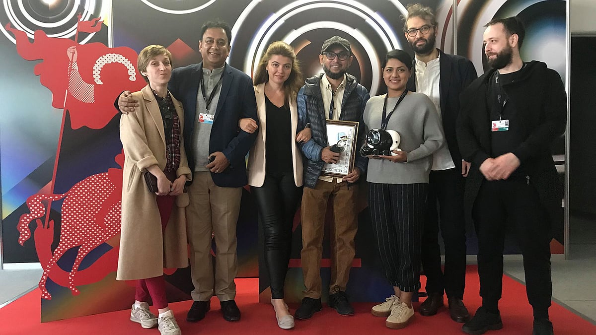 মস্কো উৎসবে পুরস্কার জেতার পর ‘শনিবার বিকেল’ ছবির অন্য কলাকুশলীদের সঙ্গে জাহিদ হাসান, মোস্তফা সরয়ার ফারুকী ও তিশা