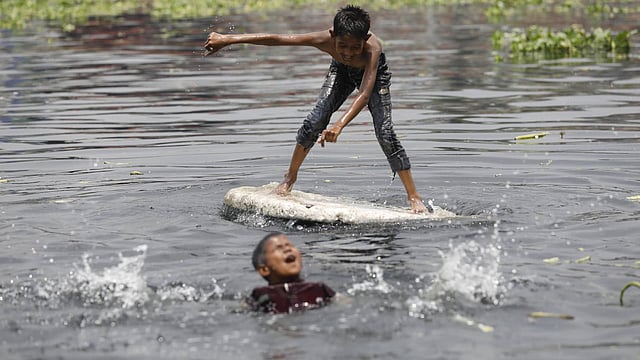 তীব্র গরমে অতিষ্ঠ নগরজীবন। তাই গরম থেকে বাঁচতে বুড়িগঙ্গা নদীর পানিতে নেমে খেলা করছে কয়েক শিশু। দক্ষিণ কেরানীগঞ্জ, ২৫ এপ্রিল। ছবি: দীপু মালাকার