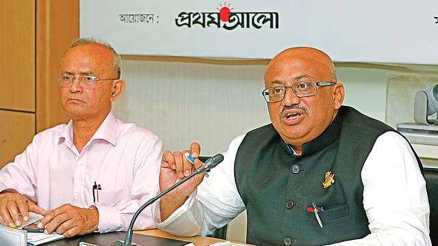 গোলটেবিল বৈঠকে বক্তব্য দেন স্বাস্থ্য ও পরিবার কল্যাণ  প্রতিমন্ত্রী মো. মুরাদ হাসান। পাশে  বাংলাদেশ জাতীয় পুষ্টি পরিষদের মহাপরিচালক    মো. শাহনেওয়াজ।  ছবি: প্রথম আলো