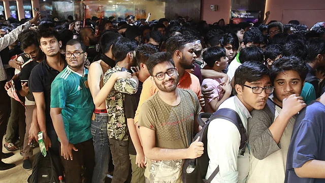 অ্যাভেঞ্জার্স এন্ডগেম কাল মুক্তি পাচ্ছে। তার আগেই সিনেমার আগাম টিকিট কিনতে বসুন্ধরা সিনেপ্লেক্সে ভিড়। ছবি: শুভ্র কান্তি দাশ