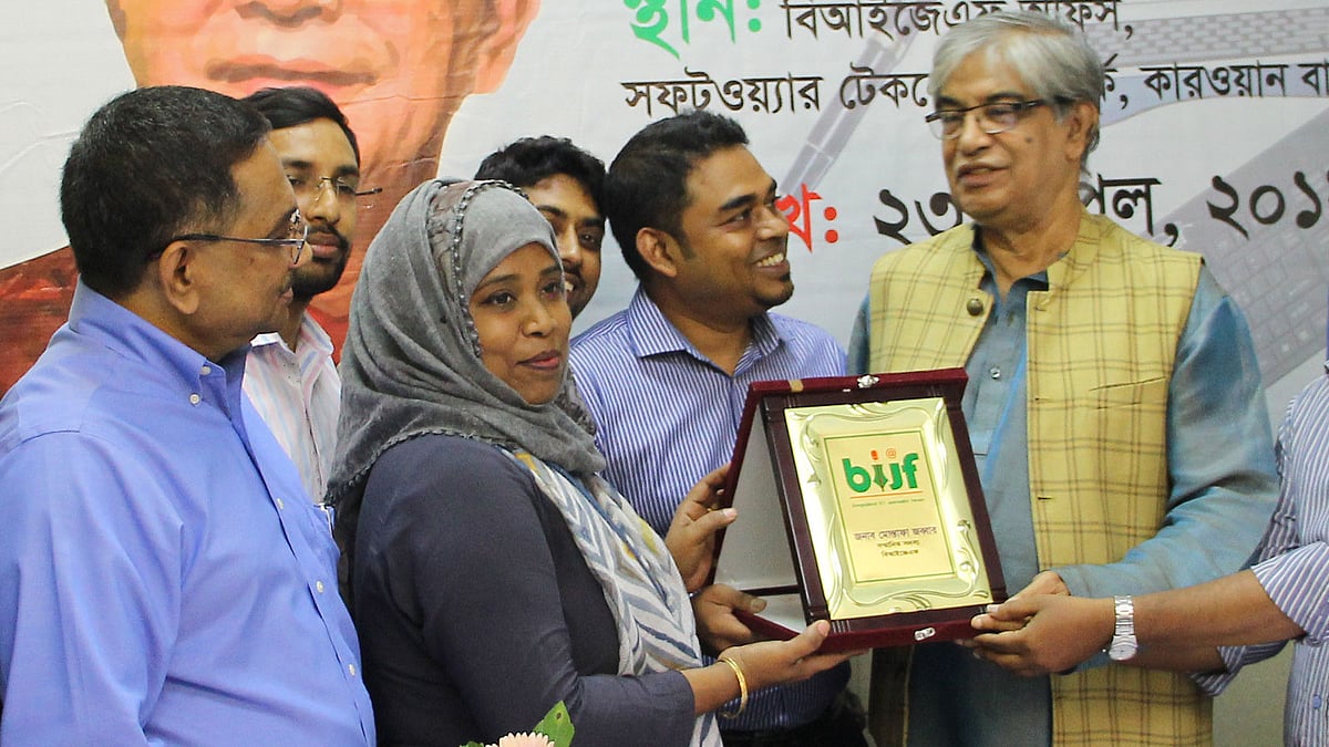 সম্মাননা গ্রহণ করেন মোস্তাফা জব্বার (ডানে)