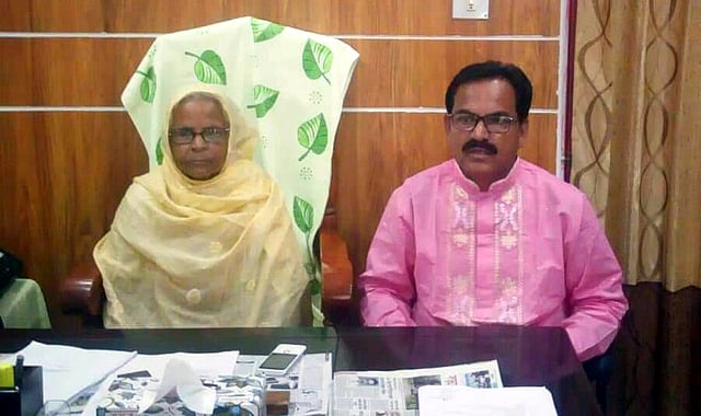 মা-কে সঙ্গে নিয়ে নতুন অফিস শুরু করেন রাজশাহীর বাঘা উপজেলা পরিষদের চেয়ারম্যান মো. লায়েব উদ্দীন। ছবি: প্রথম আলো