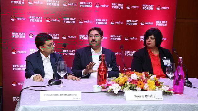 সংবাদ সম্মেলনে রেড হ্যাটের কর্মকর্তারা। ছবি: সংগৃহীত।