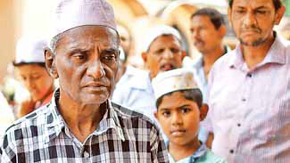 মসজিদের বাইরে জমায়েত মুসল্লিরা। শ্রীলঙ্কায় গির্জা ও হোটেলে বোমা হামলায় নিহতদের জন্য মোনাজাত করার পর। গত মঙ্গলবার কলম্বোয়।  ছবি: এএফপি