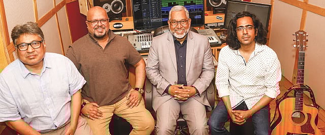 ফোয়াদ নাসের বাবু, নাসিম আলী খান, নকিব খান ও বাপ্পা মজুমদার রেকর্ডিং স্টুিডওতে কাজের ফাঁকে