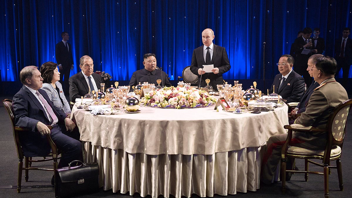 পারমাণবিক কর্মসূচি বন্ধে উত্তর কোরিয়া আন্তর্জাতিক নিরাপত্তার ‘গ্যারান্টি’ চায় বলে জানিয়েছেন রাশিয়ার প্রেসিডেন্ট ভ্লাদিমির পুতিন। ছবি: রয়টার্স