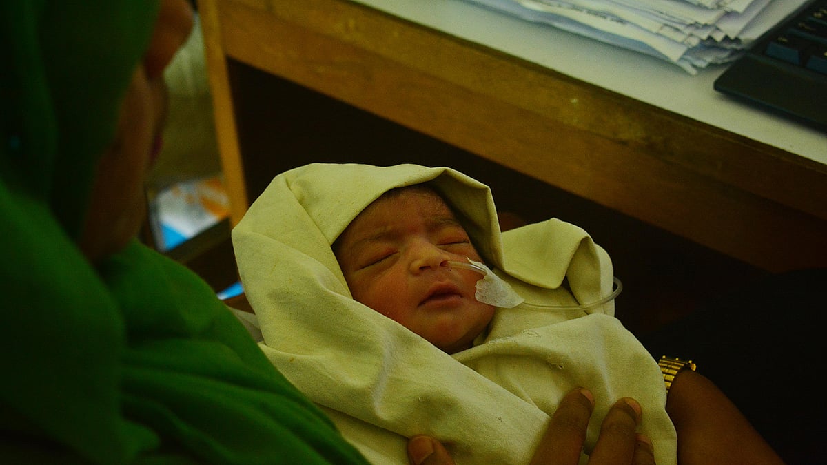 মৌলভীবাজার সদর হাসপাতালে শিশুটির চিকিৎসা চলছে। ছবি: প্রথম আলো।