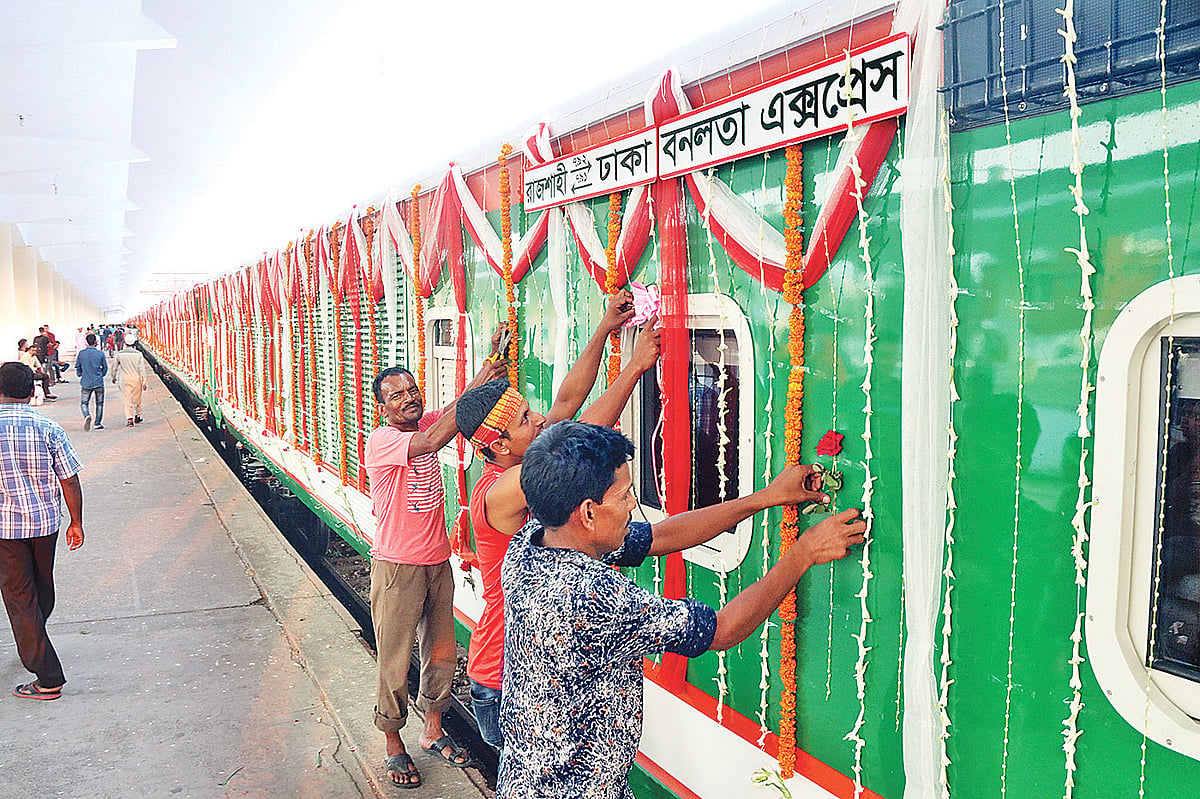 সাজানো হচ্ছে বিরতিহীন বনলতা এক্সপ্রেস। গতকাল রাজশাহী স্টেশনে। প্রথম আলো
