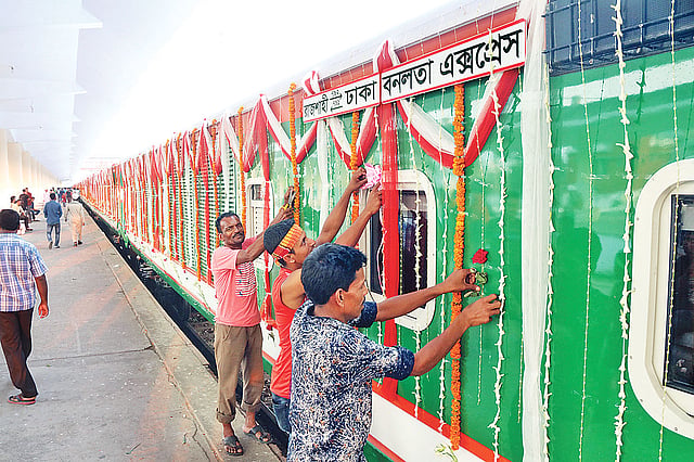 সাজানো হচ্ছে বিরতিহীন বনলতা এক্সপ্রেস। গতকাল রাজশাহী স্টেশনে।  প্রথম আলো