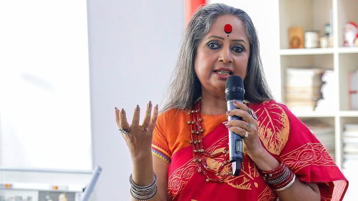 প্রথম আলো কার্যালয়ে পত্রিকাটির কর্মীদের সঙ্গে এক আড্ডায় অংশ নেন ‘সানন্দা’র সদ্য সাবেক সম্পাদক শর্মিলা বসুঠাকুর। তাঁর কাছে বিভিন্ন বিষয় নিয়ে জানতে চান প্রথম আলোর কর্মীরা। তিনিও প্রাণখুলে সব জিজ্ঞাসার জবাব দেন। কারওয়ান বাজার, ঢাকা, ২৫ এপ্রিল। ছবি: সাবিনা ইয়াসমিন