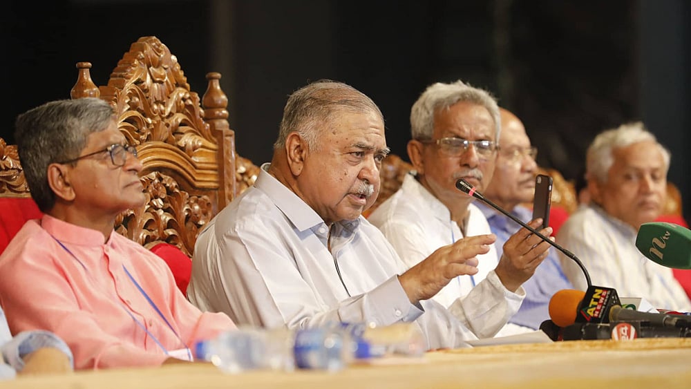 গণফোরামের বিশেষ জাতীয় কাউন্সিল–২০১৯ অনুষ্ঠানে বক্তব্য দেন ড. কামাল হোসেন। মহানগর নাট্যমঞ্চ, ২৬ এপ্রিল। ছবি: দীপু মালাকার