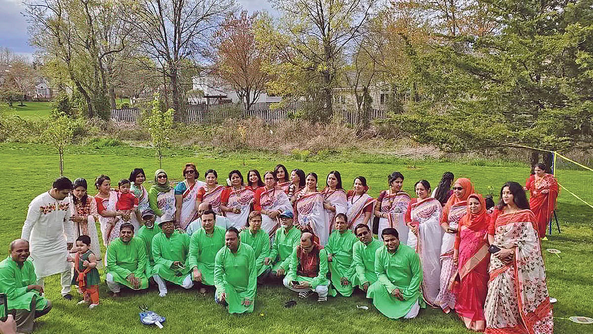 নিউজার্সির ক্যান্ডেল পার্কে বর্ষবরণ অনুষ্ঠানে জুয়ানার সদস্যরা