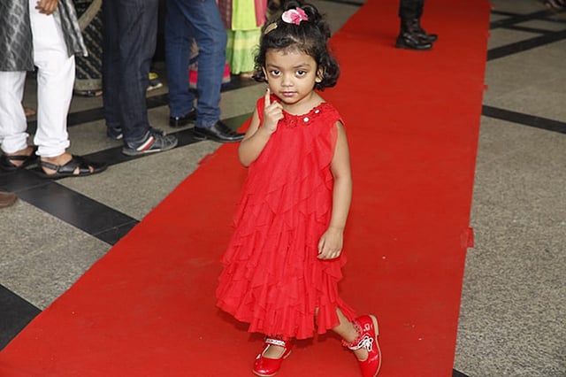 ‘মেরিল-প্রথম আলো পুরস্কার ২০১৮’ শুরু হচ্ছে শুক্রবার সন্ধ্যায়। অনুষ্ঠানস্থলের বাইরে দেখা গেল এই ছোট্ট শিশুকে, গালিচার লাল রঙের সঙ্গে মিলে গেছে তার লাল টুকটুকে পোশাক। বঙ্গবন্ধু আন্তর্জাতিক সম্মেলন কেন্দ্র, ঢাকা, ২৬ এপ্রিল। ছবি: দীপু মালাকার