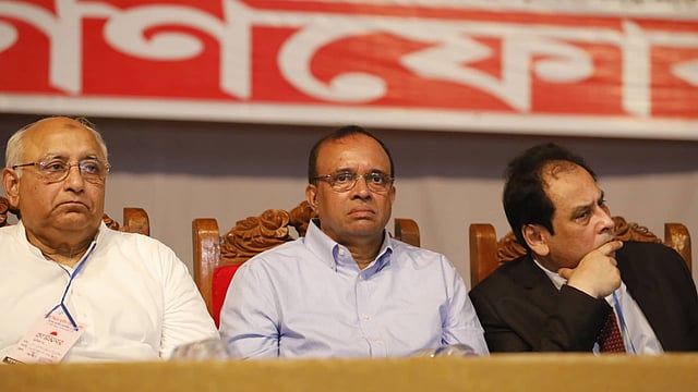 গণফোরামের বিশেষ জাতীয় কাউন্সিল ২০১৯। কাউন্সিলে উপস্থিত গণফোরামের প্রেসিডিয়াম সদস্য ও সিলেট-২ আসনের নির্বাচিত সংসদ সদস্য মোকাব্বির খান। মহানগর নাট্যমঞ্চ, ২৬ এপ্রিল। ছবি: দীপু মালাকার