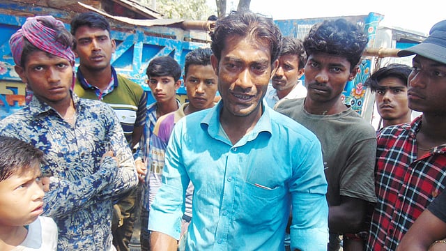 ছোট ভাই নাজিমকে হারিয়ে কাঁদছেন বড় ভাই বেলাল। ছবি: আব্বাস হোসাইন