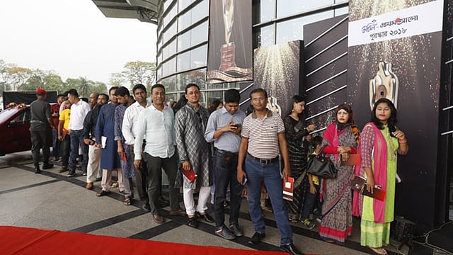 পর্দা উঠছে ‘মেরিল-প্রথম আলো পুরস্কার ২০১৮’-এর। বঙ্গবন্ধু আন্তর্জাতিক সম্মেলন কেন্দ্রের হল অব ফেমে এই অনুষ্ঠান শুরু হচ্ছে। এরই মধ্যে আমন্ত্রিত অতিথিরা অনুষ্ঠানস্থলে আসতে শুরু করেছেন। বঙ্গবন্ধু আন্তর্জাতিক সম্মেলন কেন্দ্র, ঢাকা, ২৬ এপ্রিল। ছবি: দীপু মালাকার