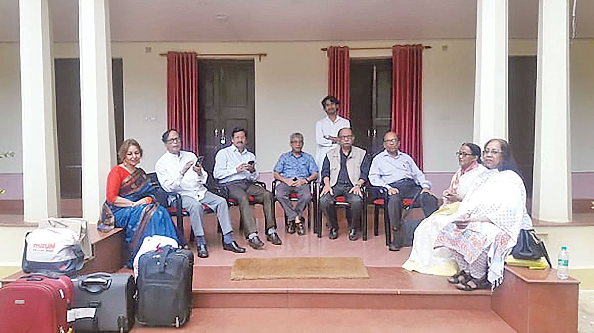 বাংলা একাডেমির সাবেক ও বর্তমান মহাপরিচালক লোকসংস্কৃতিবিদ শামসুজ্জামান খান ও কবি হাবীবুল্লাহ সিরাজীসহ শান্তিনিকেতনের আড্ডায় বাংলাদেশি অতিথিরা