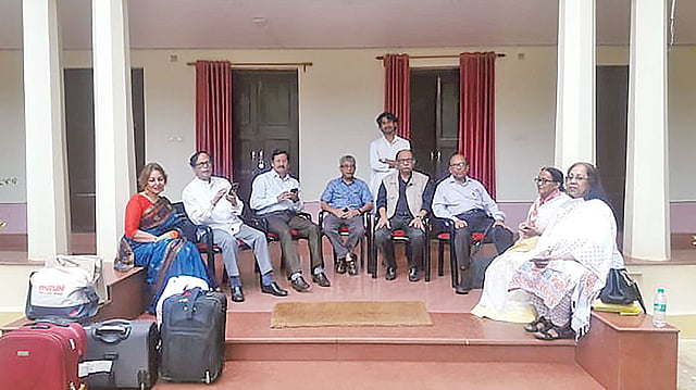 বাংলা একাডেমির সাবেক ও বর্তমান মহাপরিচালক লোকসংস্কৃতিবিদ শামসুজ্জামান খান ও কবি হাবীবুল্লাহ সিরাজীসহ শান্তিনিকেতনের আড্ডায় বাংলাদেশি অতিথিরা