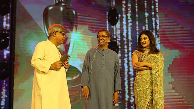 অনুষ্ঠানে আনিসুল হক ও জয়া আহসানের সঙ্গে প্রথম আলোর সম্পাদক মতিউর রহমান